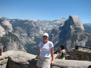 Woman posing in front of Glacier Point lookout at Yosemite National Park